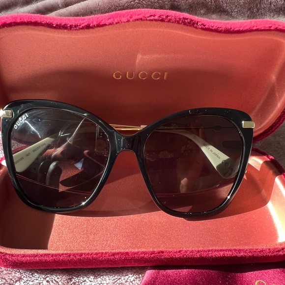 Women’s Gucci sunglasses - Picture 2 of 3